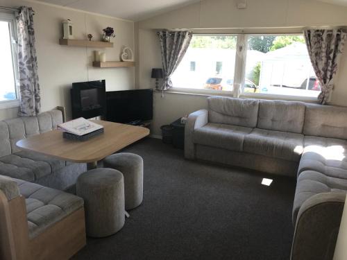 Blackpool House | Deluxe 3 bedroomed caravan on Marton Mere with CH DG and decking