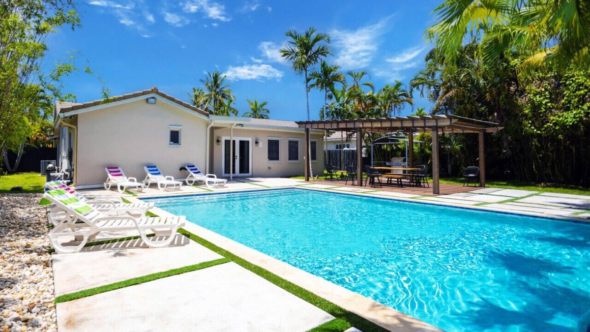 South Lake Villa | Deluxe 5BR/3BA Villa in Hollywood Lakes near Beach