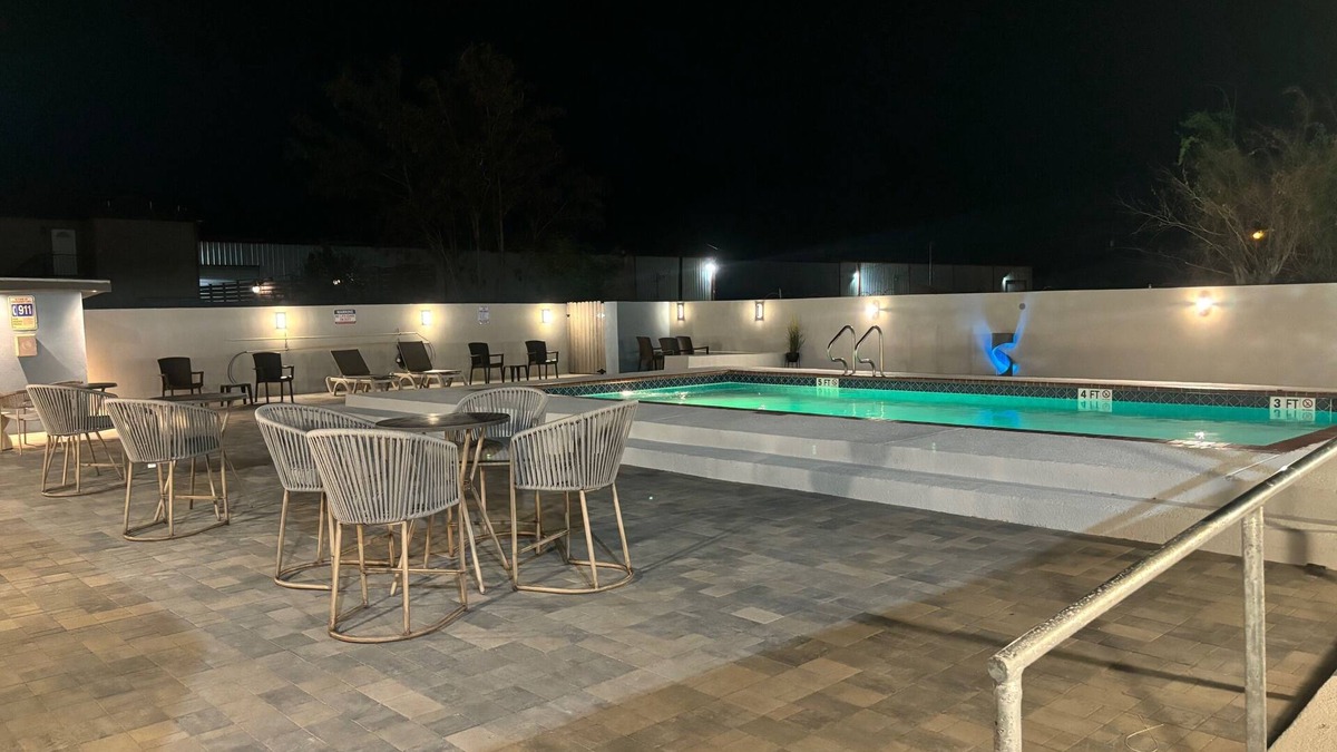 Cameron County Hotel | Deluxe 6 Inn & Suites
