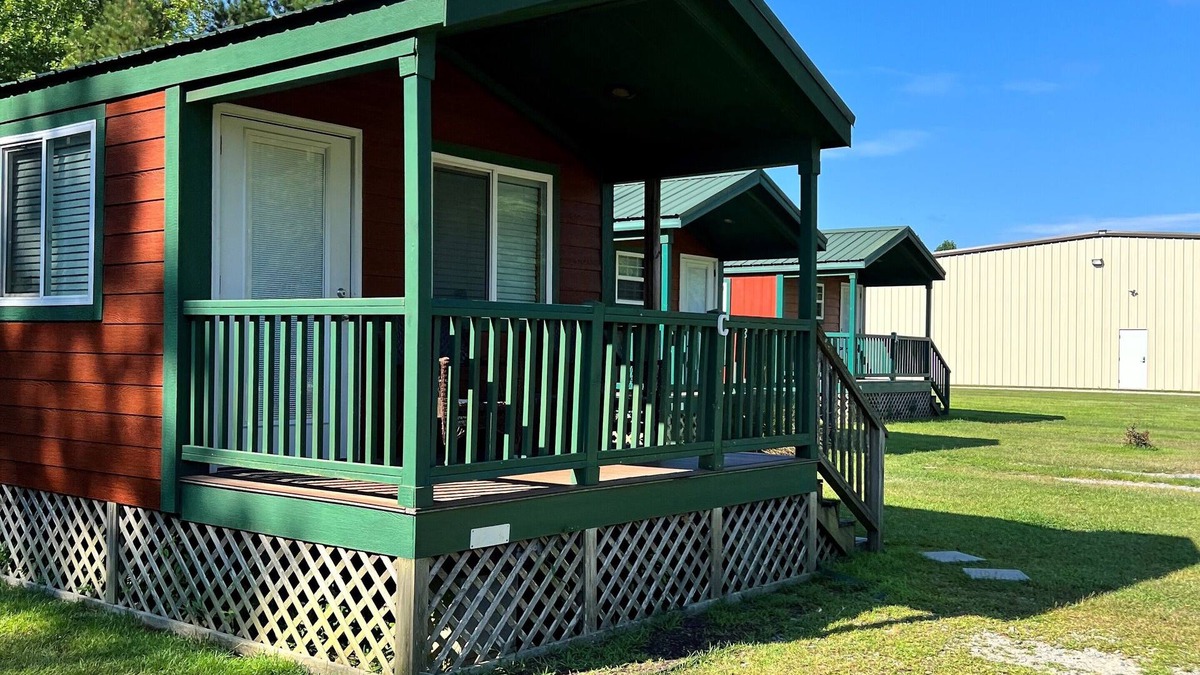 Ernul Cabin | Deluxe Creekside Cabin nearby Blount's Creek!