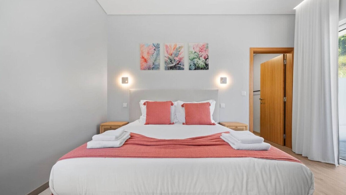 Sao Vicente House | Deluxe Double Room with Extra Bed R7