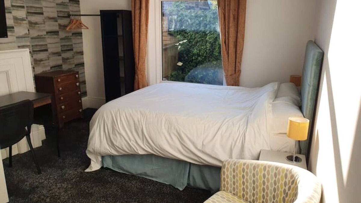 Huddersfield Bed & Breakfast | Deluxe Double Room With Ensuite3