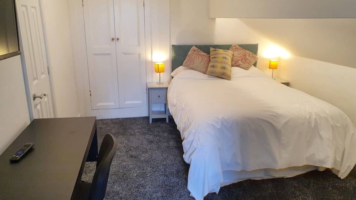 Huddersfield Bed & Breakfast | Deluxe Double Room With Ensuite7