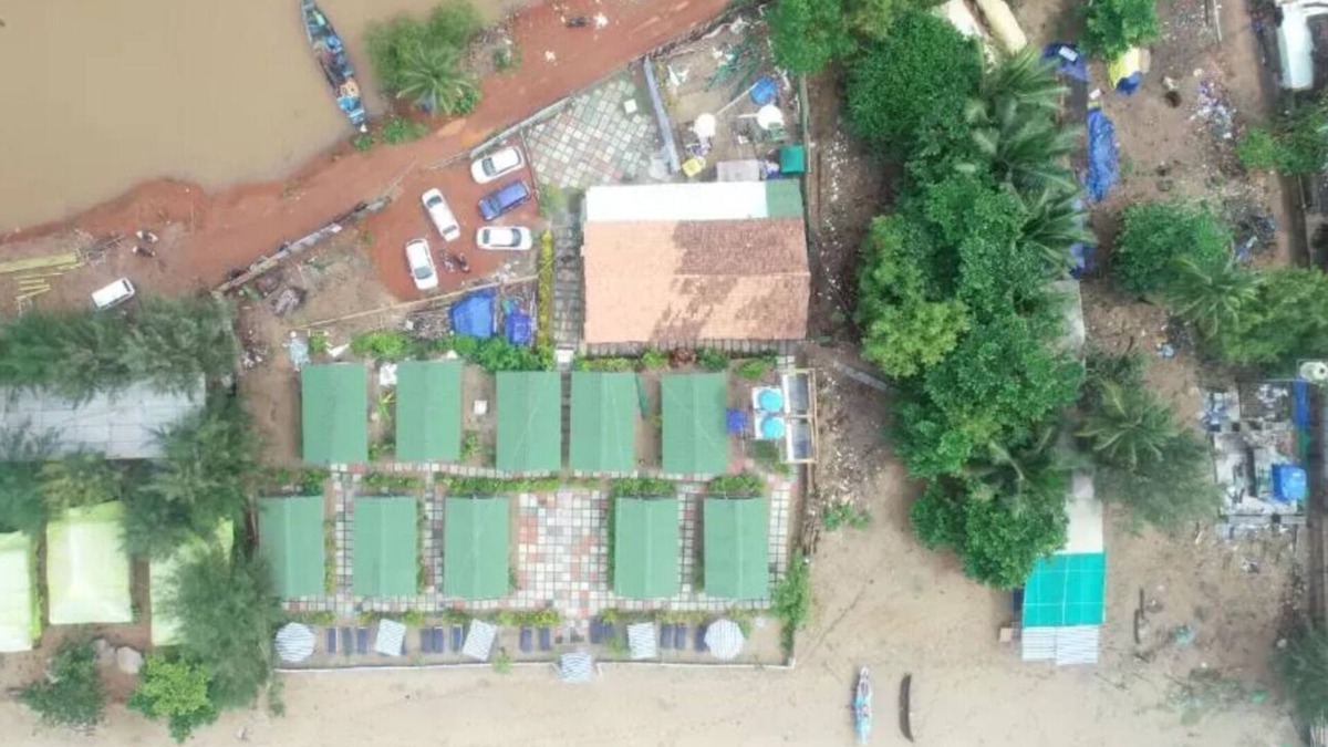 Agonda House | Deluxe Double Room with Balcony and Sea View