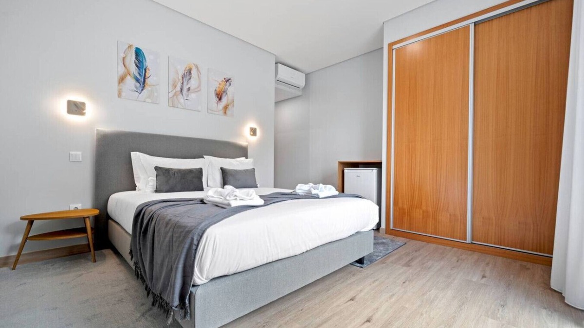 Sao Vicente House | Deluxe Double Room with Balcony Q2