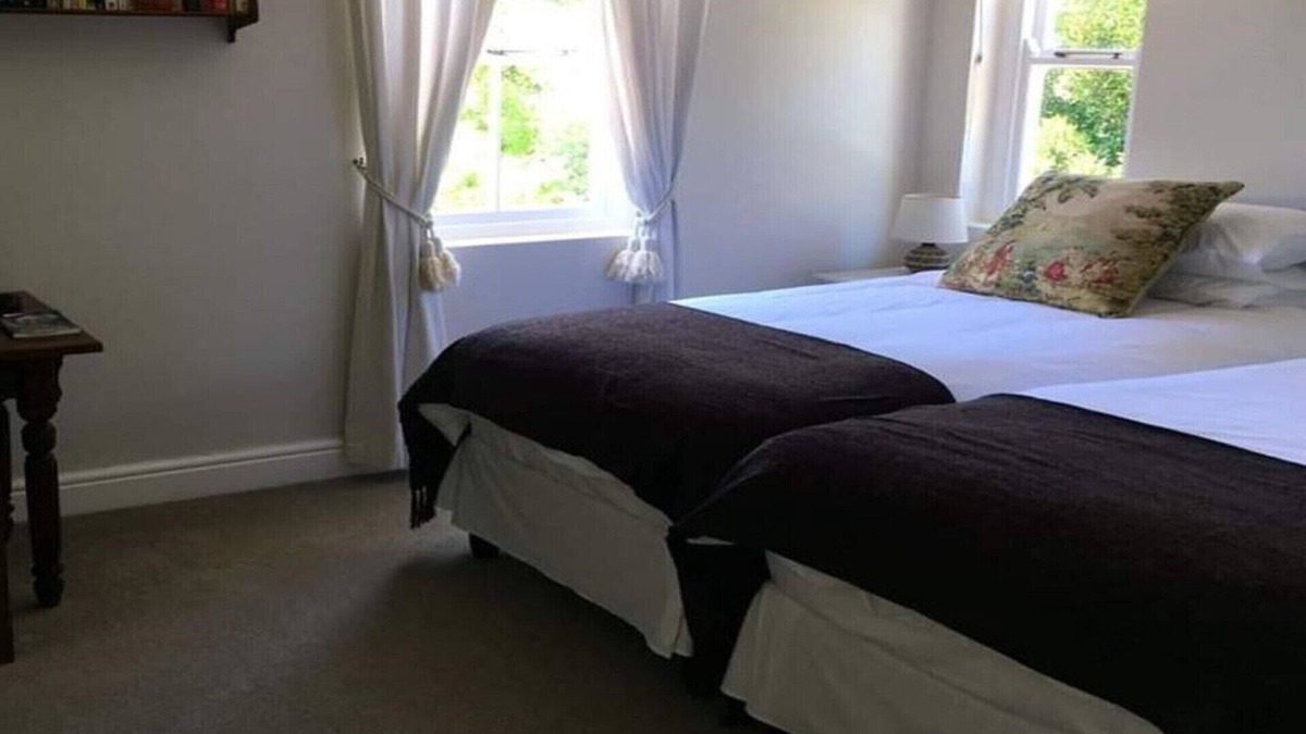 Maun House | Deluxe Double Room with Shower 1