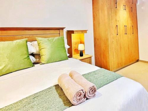 Beacon Bay Apartment | Deluxe Dwelling 2