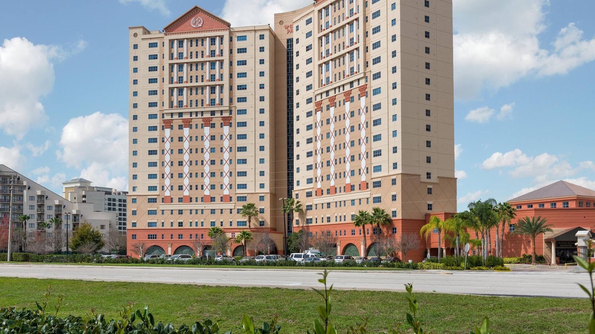 Florida Center Villa | Deluxe Family-Friendly Villa w/ WiFi, Resort Pool & Free Theme Park Shuttle