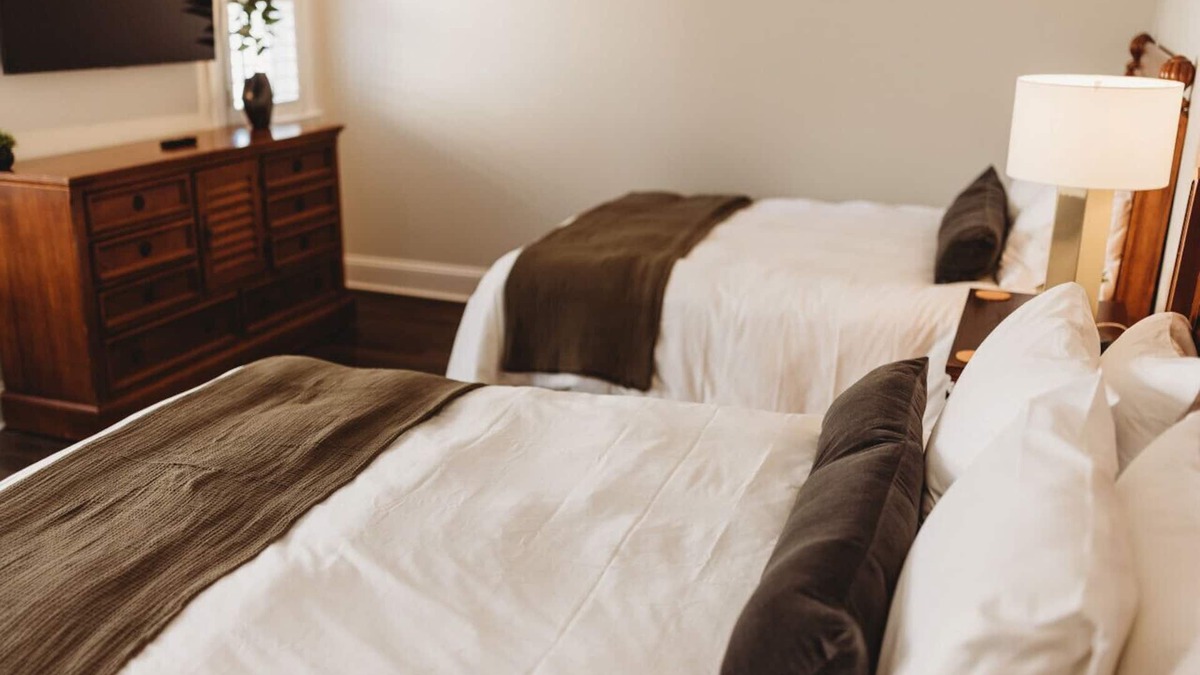 Downtown Hotel | Deluxe Guestroom - 2 Queens · The Jefferson Inn Rm. 4
