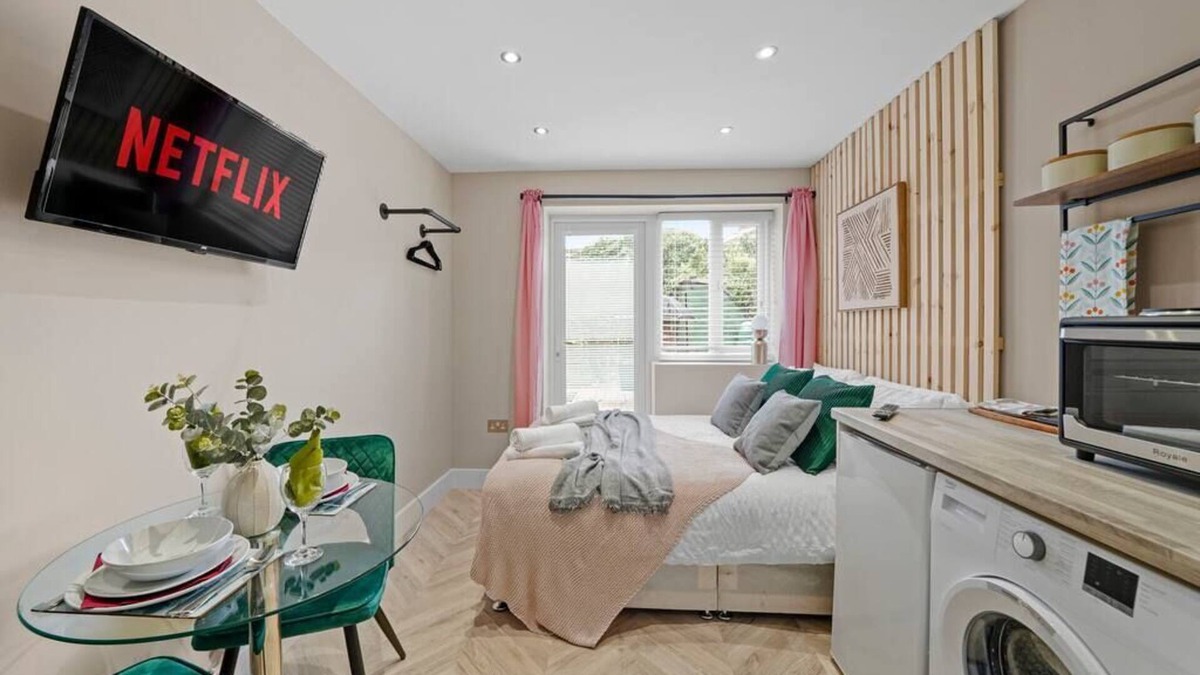 Heathrow Villages Apartment | Deluxe Heathrow Studio - Parking- Flat 2