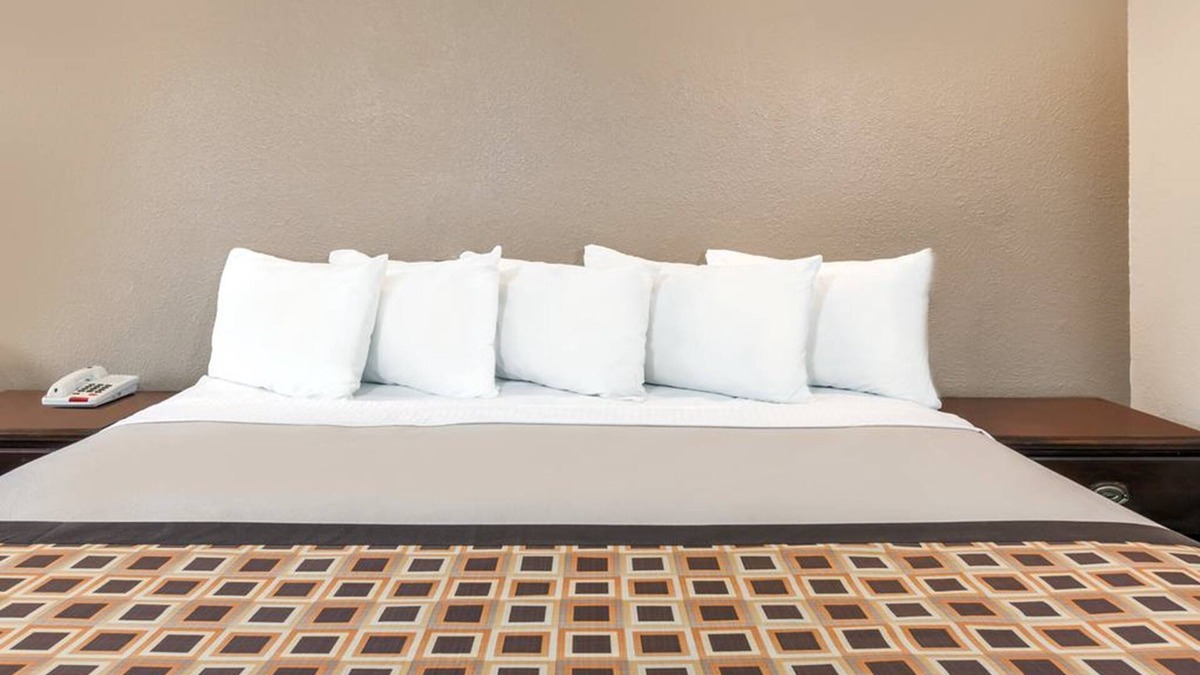 Denton Hotel | Deluxe Inn Denton
