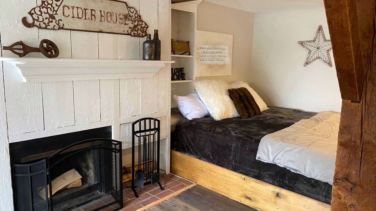 West Dover Resort | Deluxe King, kitchenette, fireplace