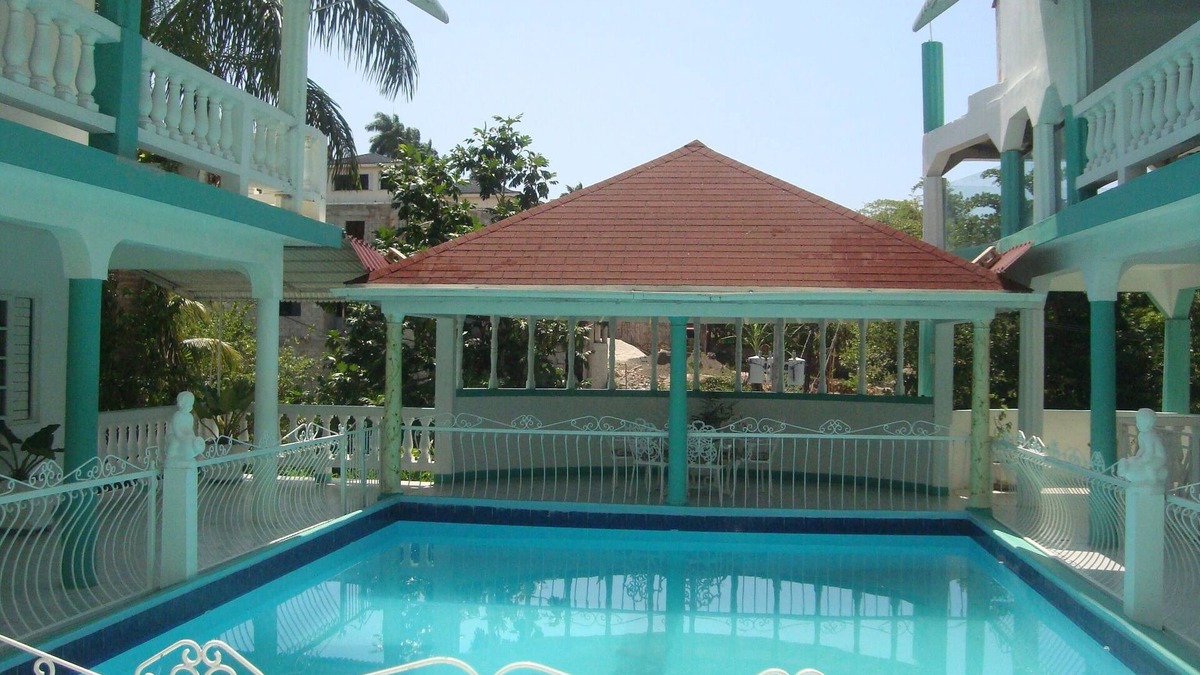 Montego Bay Apartment | Deluxe King Room at Diamond Villa