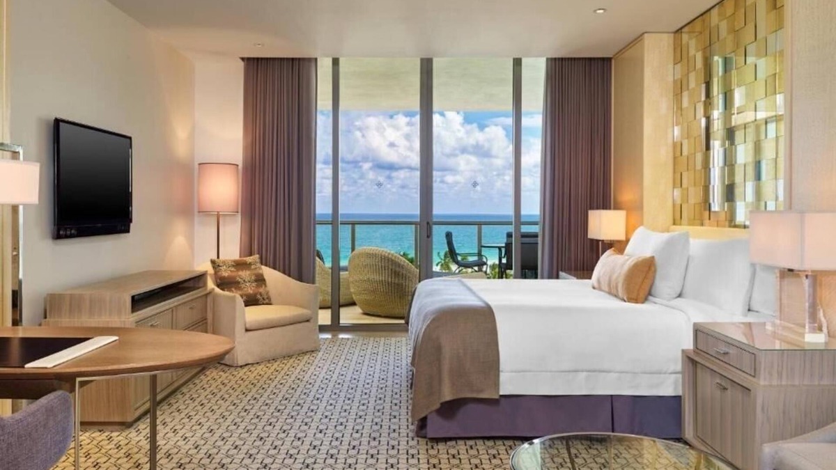 Bal Harbour Apartment | Deluxe King Room Near Atlantikos MIA