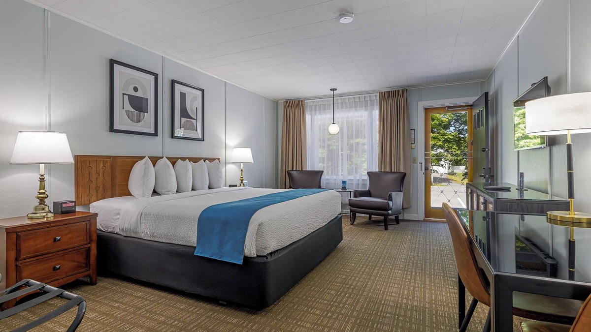 Bar Harbor Hotel | Deluxe King Room w/Breakfast Included