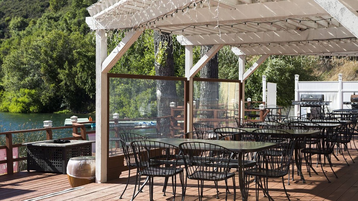 Upper Lake House | Deluxe King Room with Jacuzzi - The Lodge At Blue Lakes