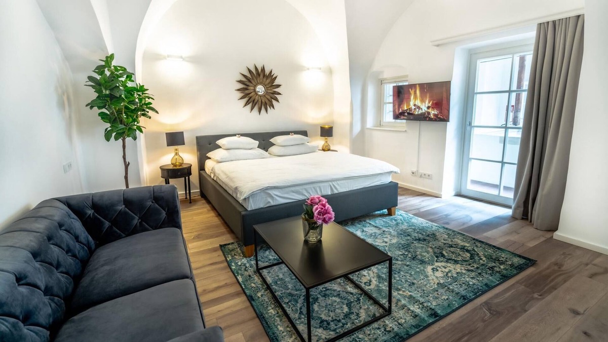 Krems an der Donau Apartment | Deluxe Loft with King Bed & private parking in the old town of Krems