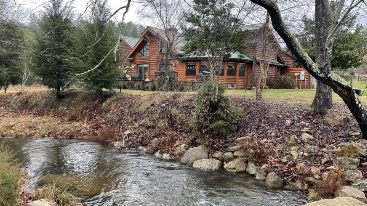 Tellico Plains Cabin | Deluxe log cabin! Pet and motorcycle friendly - enjoy nature with family and friends! 3 Bedroom Cabin by RedAwning