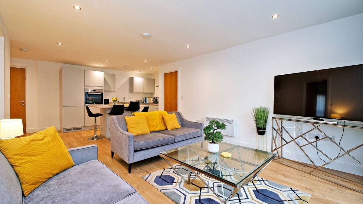 Leeds Apartment | Deluxe Modern 2br Apt Balcony Walk to City