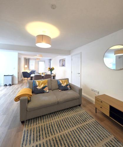 Ely Apartment | Deluxe One Bed Flat at Dawe Luxury Suites - An Entire Apartment near Ely Cathedral & Train Station - Ideal Gateway to Explore Ely, Cambridge, Norfolk & London - Sleeps up to 4