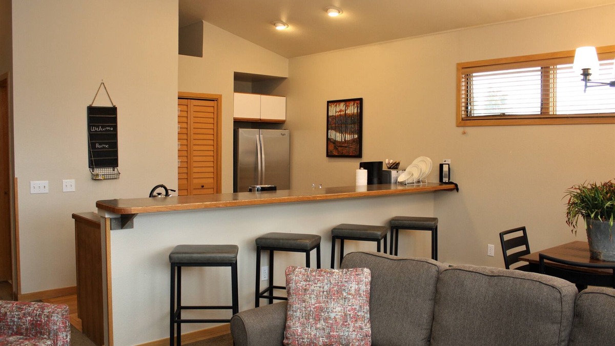 Baldy Mountain Condo | Deluxe One Bedroom Condo. AMAZING VIEWS. On bus route. Pet friendly.