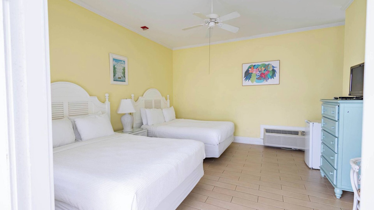 Historic Seaport Apartment | Deluxe Queen & Pet Friendly - Curry Mansion Inn
