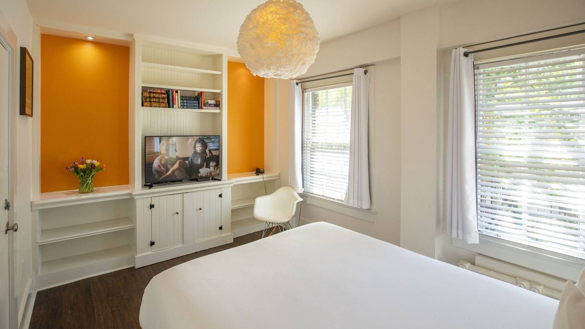 Civic Center Hotel | Deluxe Queen Room with View and Ensuite Bath