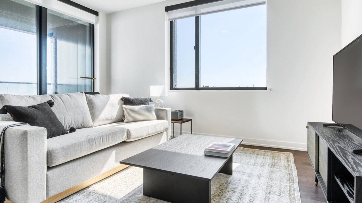 North Center Apartment | Deluxe Ravenswood 1BR w/ Rooftop, BBQ, next to Brown line, by Blueground