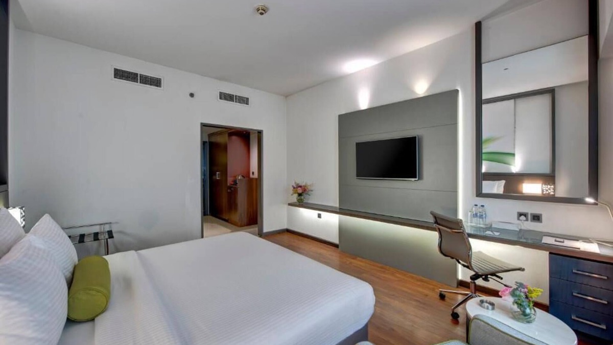 Al Muraqqabat House | Deluxe Room Near Al Rigga Metro by Luxury Bookings
