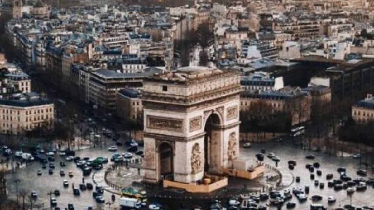 Champs-Elysees Apartment | Deluxe Room With Aircon In Champs Elysees