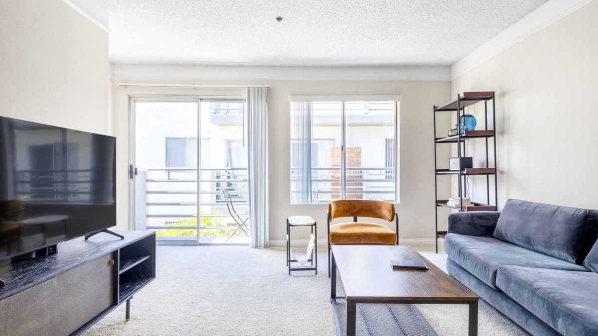 Sherman Oaks Apartment | Deluxe Sherman Oaks 1BR w/Pool, Gym, Lounge, near TJ + WF, by Blueground