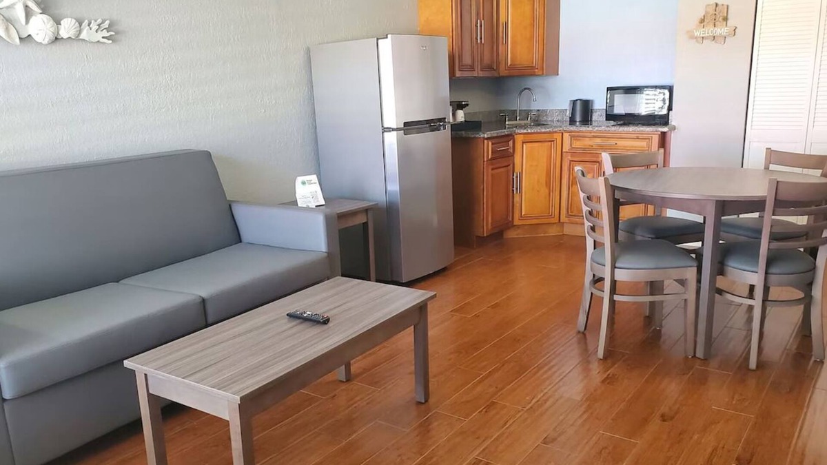 Vero Beach Hotel | Deluxe Suite w/Kitchen | Vero Beach Inn and Suites | with Outdoor Swimming Pool