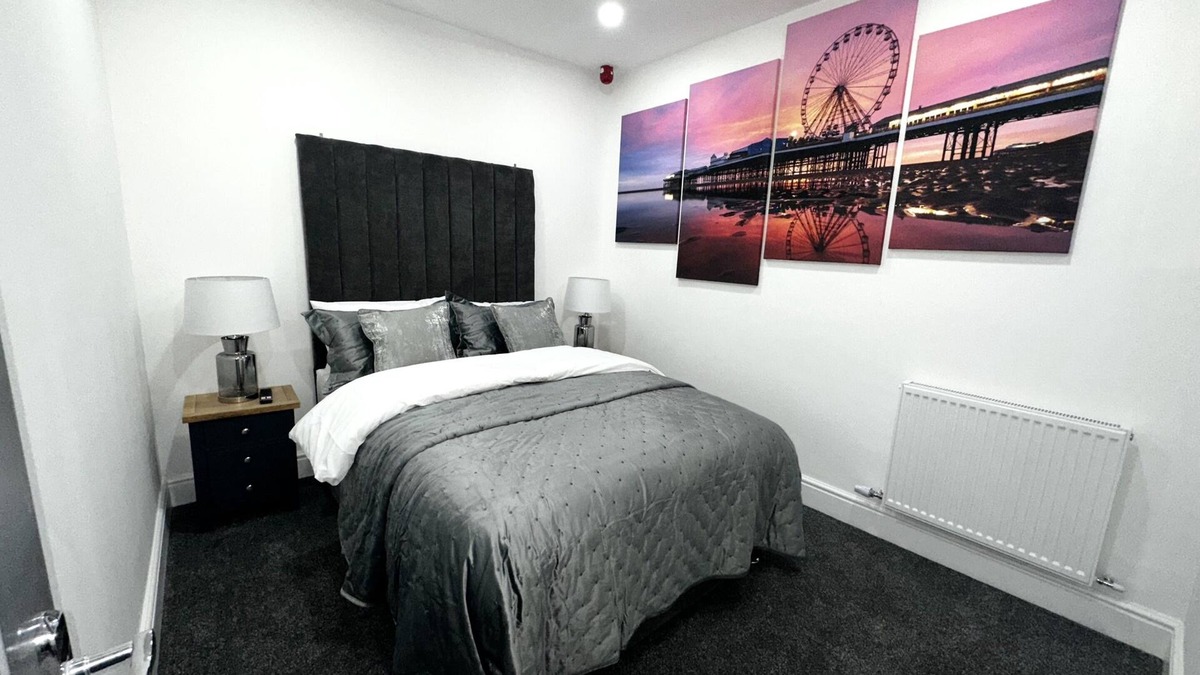 South Shore Apartment | Deluxe suite with hot tub and spa bath
