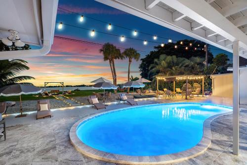 Palm Beach - West Palm Beach Villa | Deluxe Waterfront Villa with BBQ, Pool and Game Room