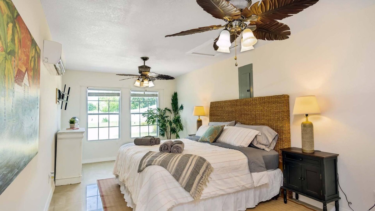 Sandalwood House | ~Den Delight Sleeps 9 UNF, Mayo Clinic, & Beach~