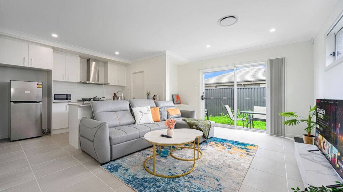 Denham Court House | Denham Court 4Br with Central AC & WiFi near Coles