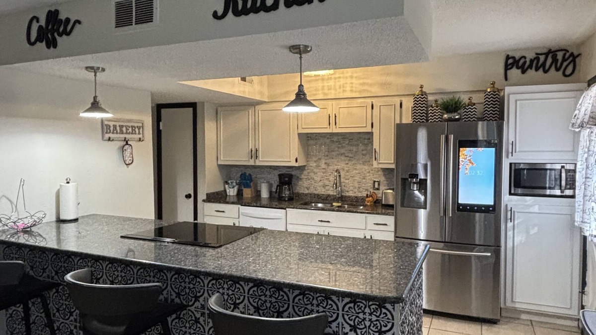Denton House | Denton Casita 10 min to square. Pet friendly!