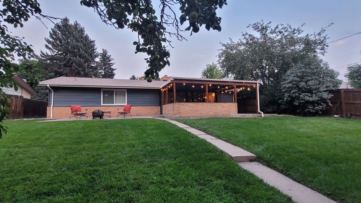 Southeast House | ♡Denver-Central: Cozy Bungalow w/dual fireplace, open kitchen & private yard