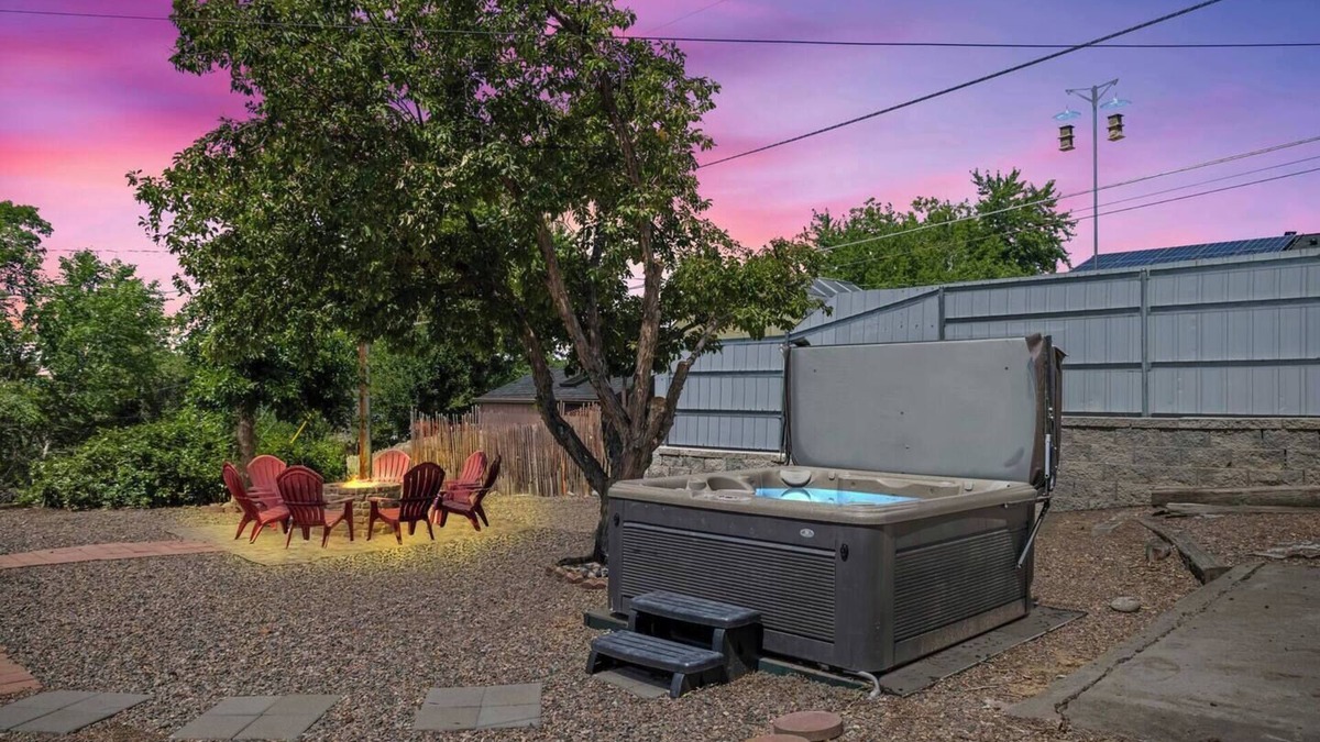 Dupont House | Denver Retreat Hot tub+Firepit+Games Fast Wifi
