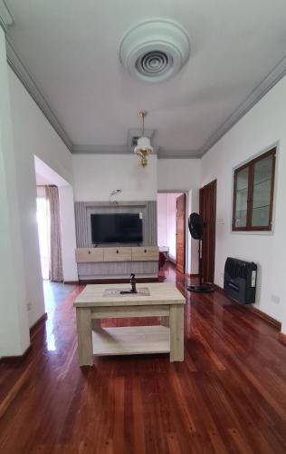 Mendoza City Center Apartment | Departamento cálido y rustico!