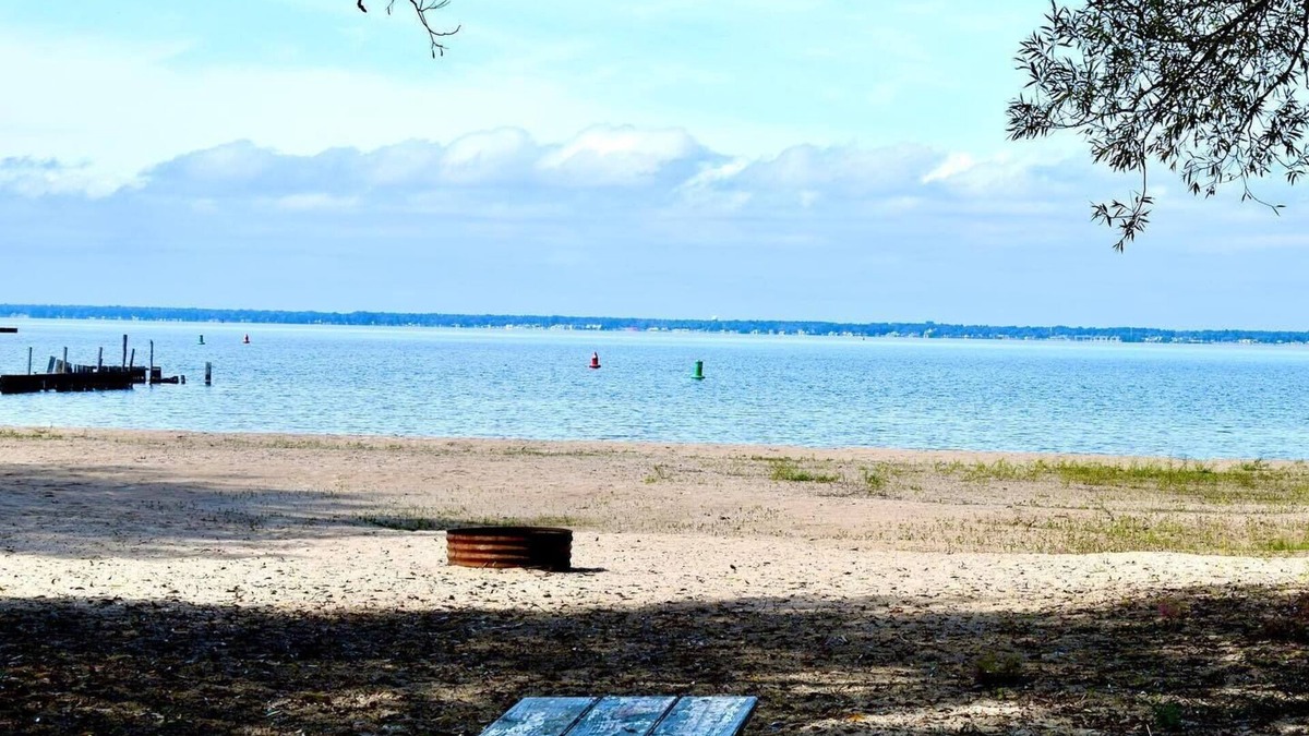 Tawas City Cottage | (Depine) Cozy 3 Bedroom Cottage LAKEFRONT/BEACHFRONT - PETS OK