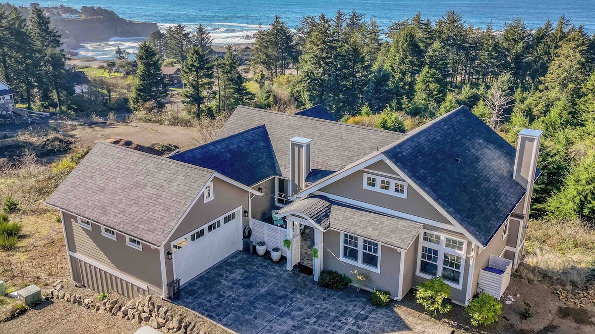 Depoe Bay House | Depoe Bay Ocean View, King Suite, Bunk Room, Tesla Charger, Outdoor Fireplace!