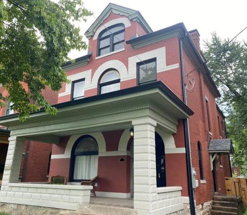 Old Louisville House | DERBY LUXE 3-story Historic 6 min from Churchill