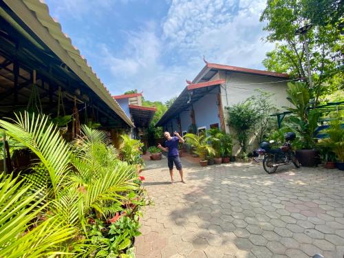 Kampot House | Derm Svay Guesthouse - yoga & cafe