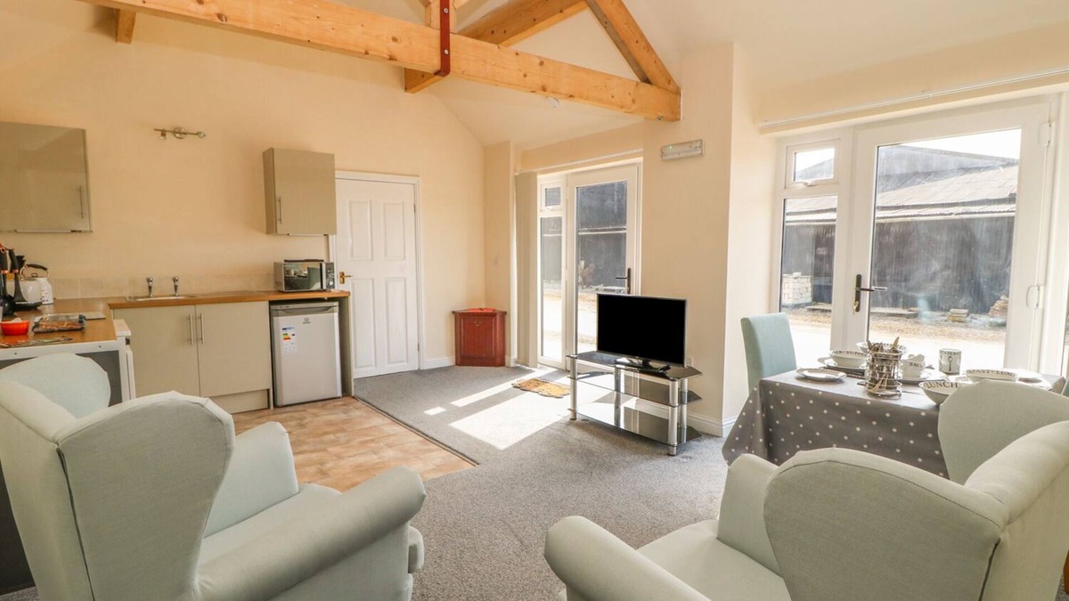 West Heslerton Cottage | DERWENT HOUSE FARM, pet friendly, character holiday cottage in Malton