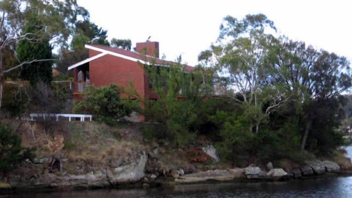 Austins Ferry House | Derwent Retreat (12 Austins Ferry Road)