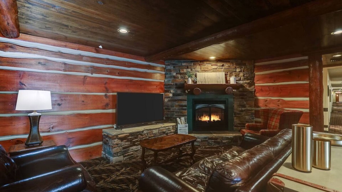 Johnston Hotel | Des Moines Area for Family Fun: Heated Pool & Close to Attractions! Near I-35