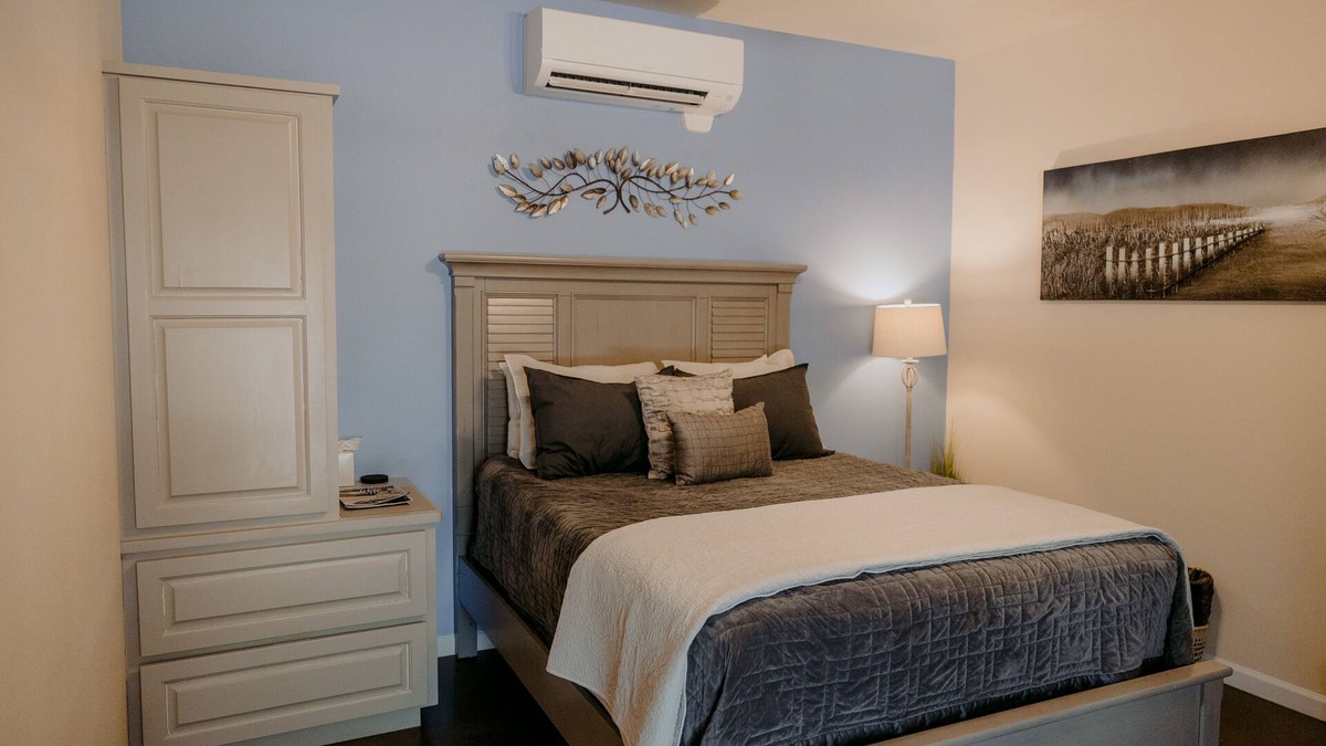 Dripping Springs House | Descansar Room - the La Aldea Building, Asante Lodging and Events