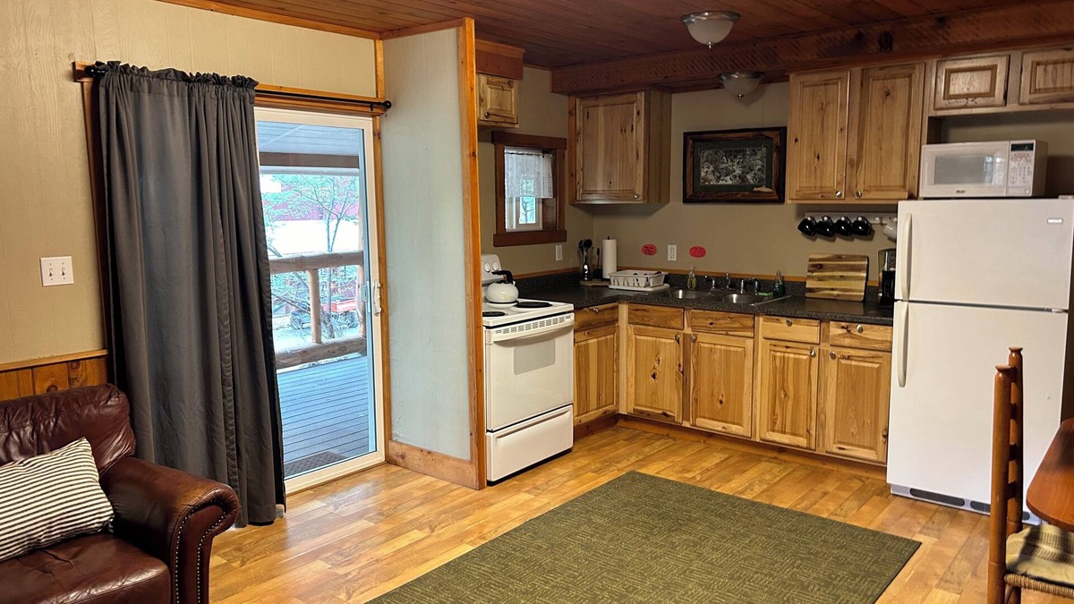 Madras Apartment | Deschutes River Fly Shop & Camp, River View Cabin Rental