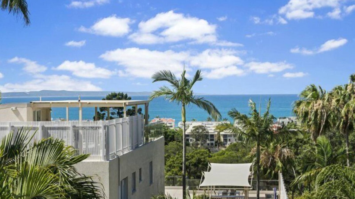Noosa Heads Apartment | Descola 10 - On Noosa Hill this top-level unit with ocean views from the balcony